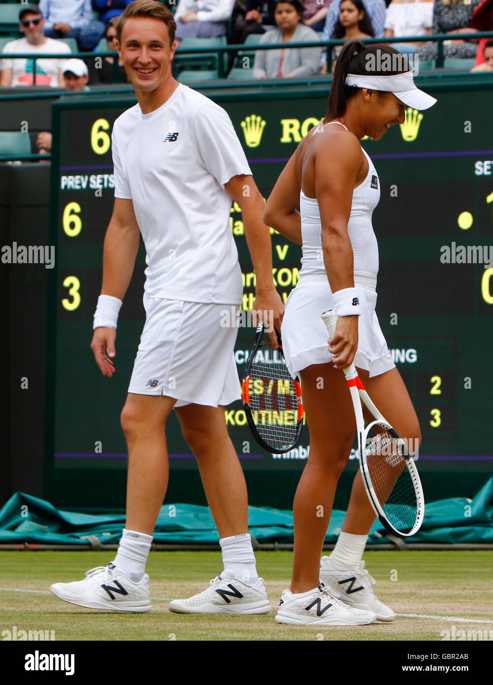 London, UK 07th Juillet, 2016 All England Lawn Tennis et croquet Club, Londres, Angleterre. Tennis de Wimbledon le jour 11. Double mixte troisième match entre Leander Paes (IND) et Martina Hingis (SUI) et Henri Kontinen (FIN) et Heather Watson (GBR). Kontinen et Watson entre des points. Credit : Action Plus Sport Images/Alamy Live News Banque D'Images