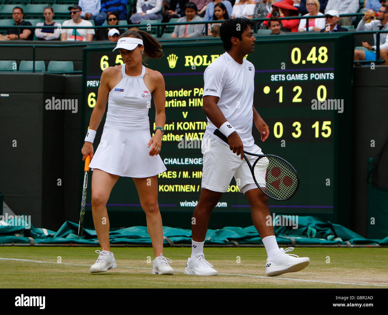 London, UK 07th Juillet, 2016 All England Lawn Tennis et croquet Club, Londres, Angleterre. Tennis de Wimbledon le jour 11. Double mixte troisième match entre Leander Paes (IND) et Martina Hingis (SUI) et Henri Kontinen (FIN) et Heather Watson (GBR). Hingis et Paes entre des points. Credit : Action Plus Sport Images/Alamy Live News Banque D'Images