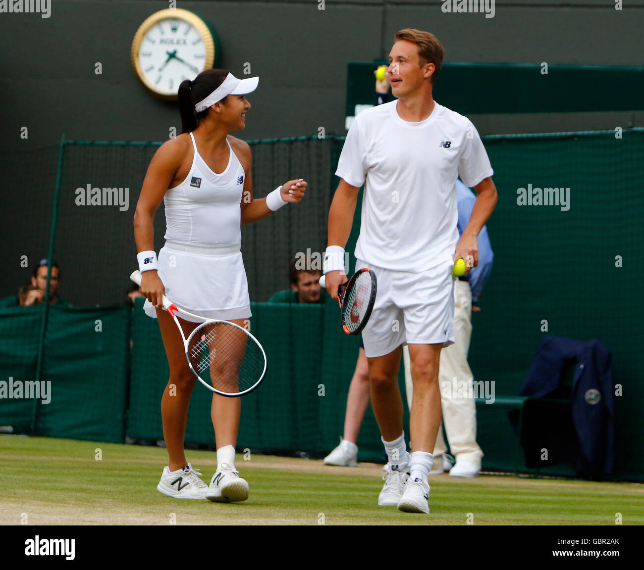 London, UK 07th Juillet, 2016 All England Lawn Tennis et croquet Club, Londres, Angleterre. Tennis de Wimbledon le jour 11. Double mixte troisième match entre Leander Paes (IND) et Martina Hingis (SUI) et Henri Kontinen (FIN) et Heather Watson (GBR). Kontinen et Watson entre des points. Credit : Action Plus Sport Images/Alamy Live News Banque D'Images