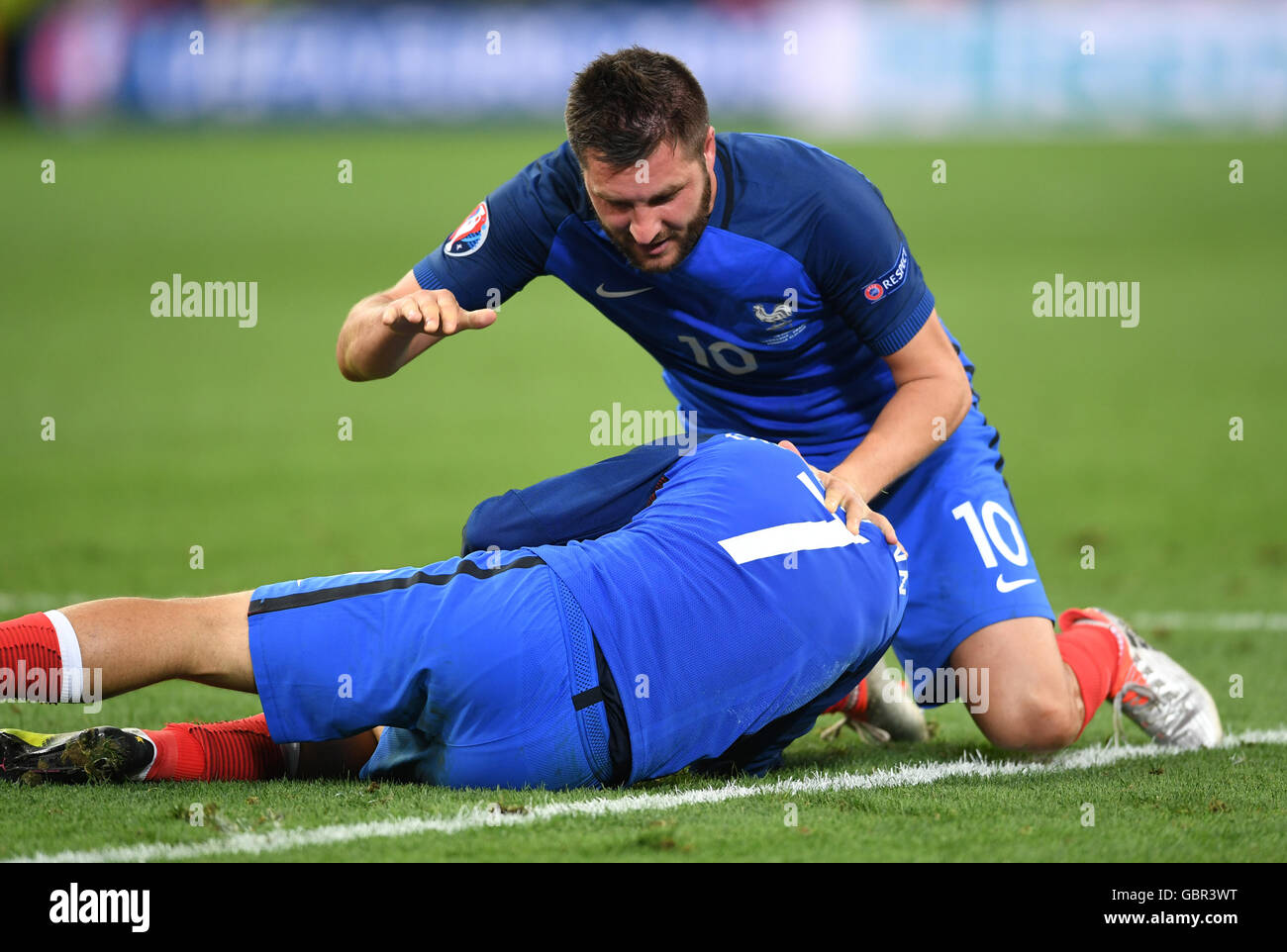 Marseille, France. 07Th Juillet, 2016. Antoine Griezmann de France célèbre avec Andre-Pierre Gignac (R) après avoir gagné l'UEFA EURO 2016 football match de demi-finale entre l'Allemagne et la France au Stade Vélodrome à Marseille, France, 07 juillet 2016. Photo : Federico Gambarini/dpa/Alamy Live News Banque D'Images