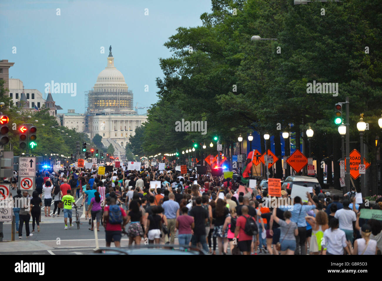 Washington, DC, USA. 7 juillet, 2016. Des centaines de manifestants Question Black vit à partir de mars à la Maison Blanche le Capitole et de retour à Washington, DC. Les protestations ont suivi deux meurtres en moins de 48 heures par la police des hommes africains-américains, Alton B. Sterling à Baton Rouge et Philando Castille en dehors de Minneapolis. Crédit : Jay Egelsbach/ZUMA/Alamy Fil Live News Banque D'Images