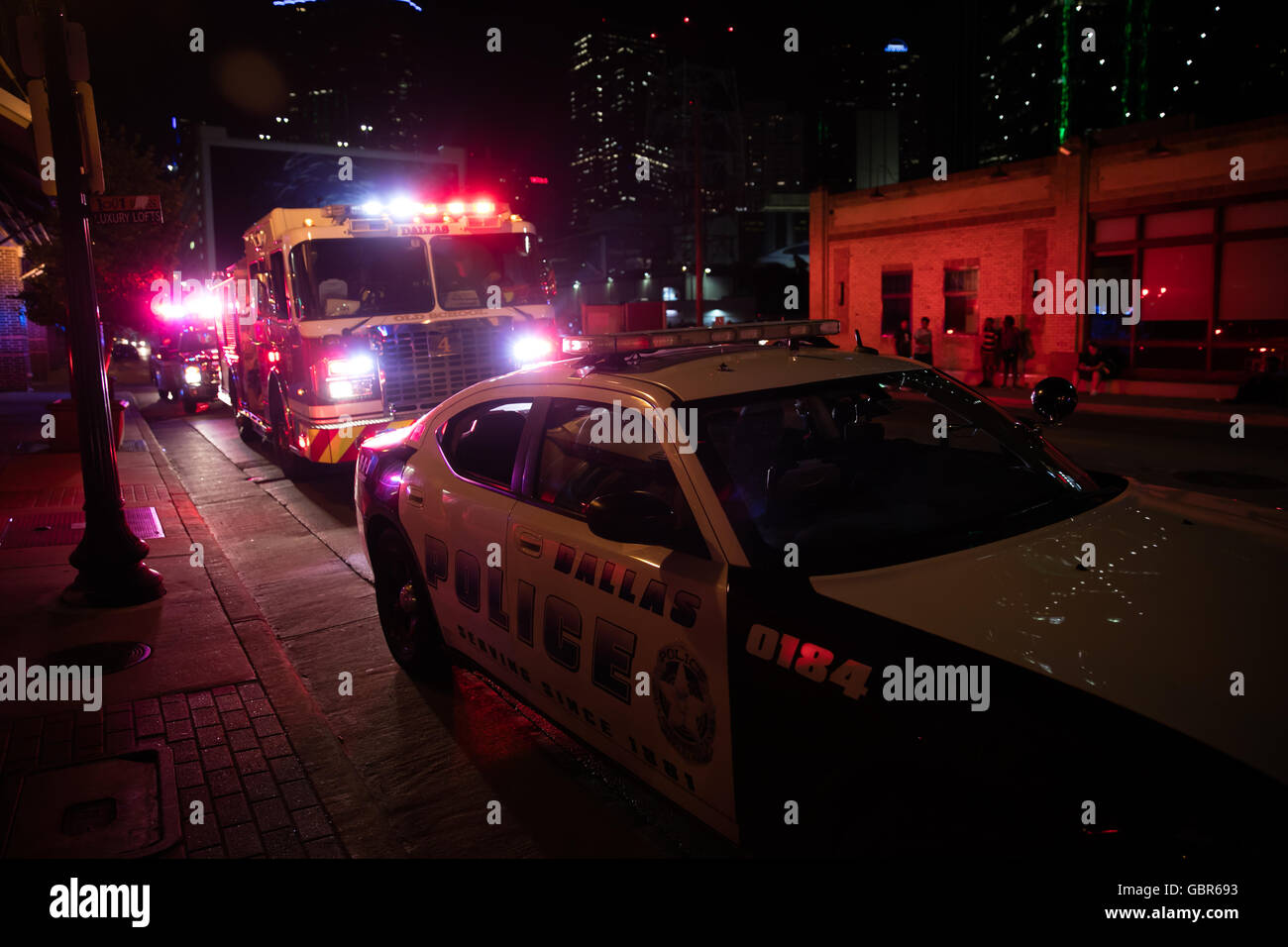 Dallas, USA. 7 juillet, 2016. Force Secutiry est renforcée dans le centre-ville de Dallas à la suite du tir de sniper à Dallas, aux États-Unis, le 7 juillet 2016. Quatre policiers ont été tués et sept autres blessés dans deux tireurs ont ouvert le feu dans le centre-ville de Dallas au cours d'une manifestation contre l'agent impliqué des fusillades à travers les États-Unis le jeudi soir. Credit : Tian Dan/Xinhua/Alamy Live News Banque D'Images