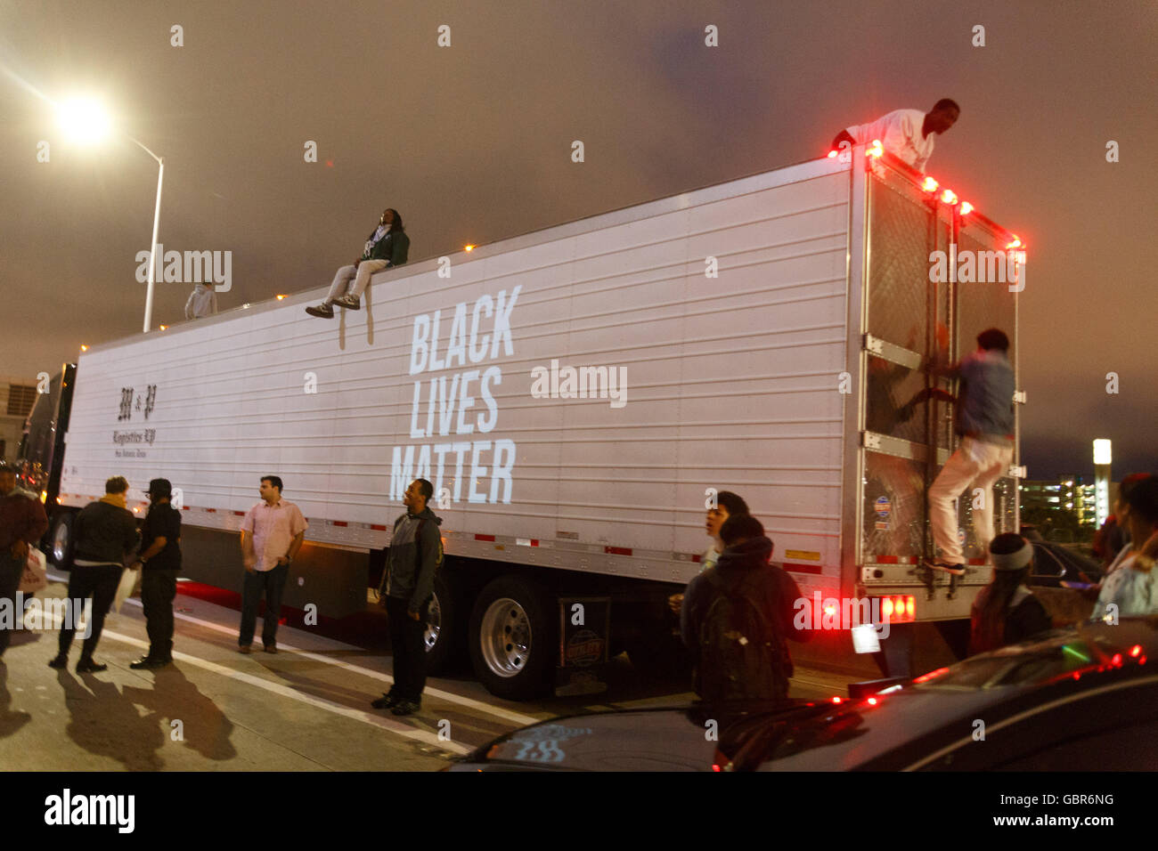 Oakland, Californie, USA. 7 juillet, 2016. Les protestataires ont grimpé en haut d'un gros camion et projetés 'Black vit" sur le côté. Crédit : John Orvis/Alamy Live News Banque D'Images
