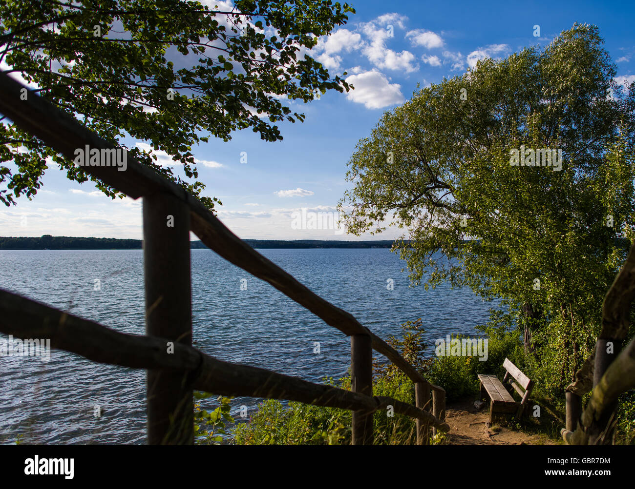 Diensdorf-Radlow, Allemagne. 7 juillet, 2016. Un banc par lac Scharmuetzelsee dans Diensdorf-Radlow, Allemagne, 7 juillet 2016. PHOTO : PATRICK PLEUL/ZB/dpa/Alamy Live News Banque D'Images
