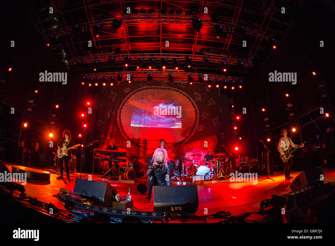 Turin Italie. 07 juillet 2016. La chanteuse et actrice Cyndi Lauper en concert sur scène à GruVillage au cours de la tournée "Greatest Hits' Credit : Rodolfo Sassano/Alamy Live News Banque D'Images