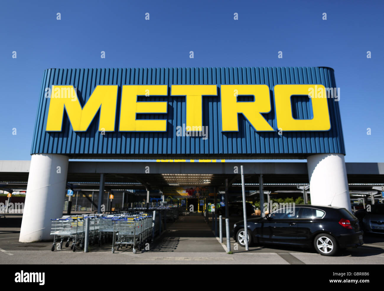 Fichier - Un fichier photo datée du 09 mai 2016 montre l'entrée d'un Metro Cash & Carry Markt, à Dortmund, Allemagne. PHOTO : INA FASSBENDER/DPA Banque D'Images