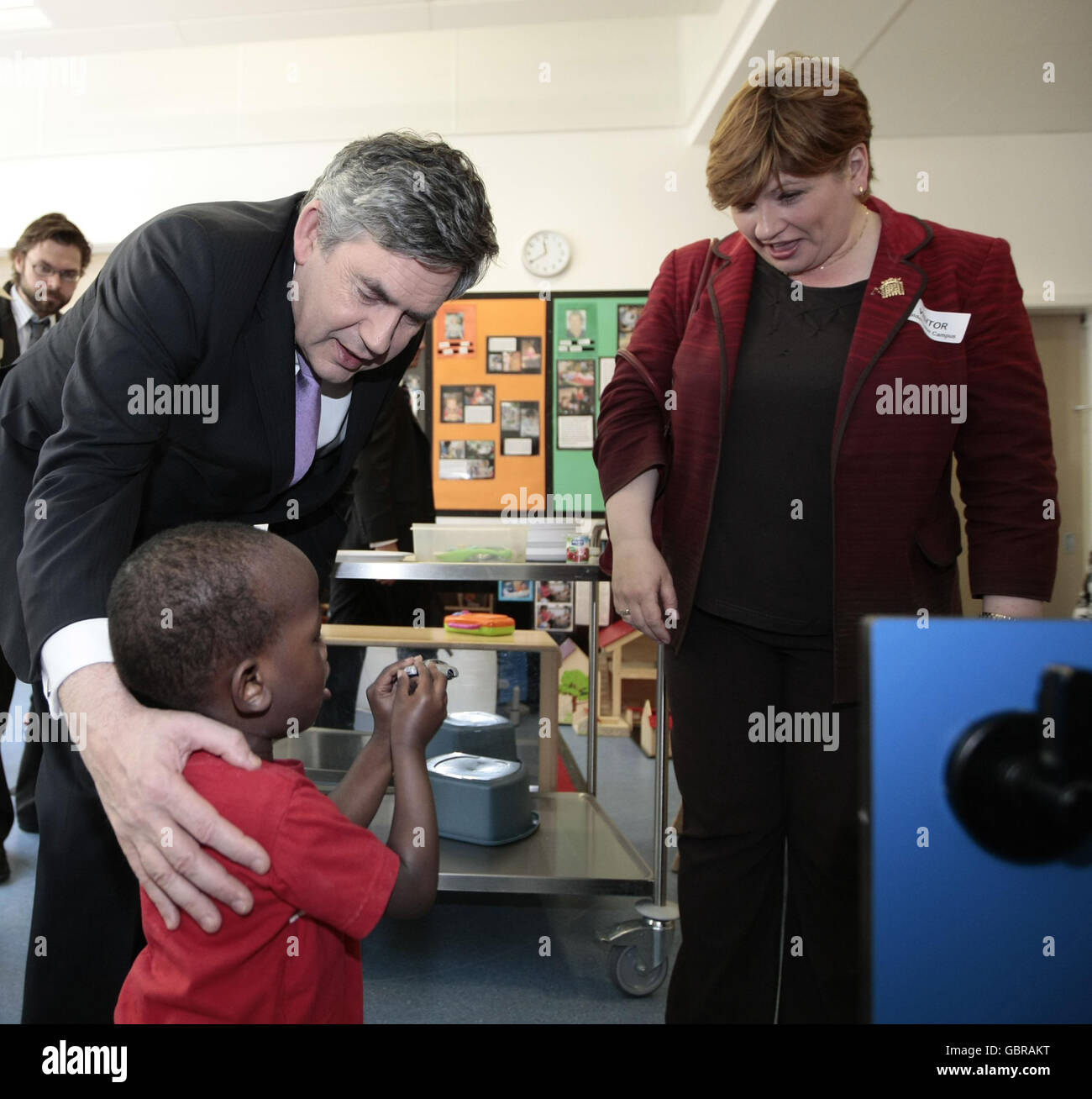 Le Premier ministre Gordon Brown et Emily Thornberry, députée d'Islington South et de Finsbury, discutent avec un jeune garçon lors d'une visite au Golden Lane Children's Centre à Barbican, à Londres. Banque D'Images