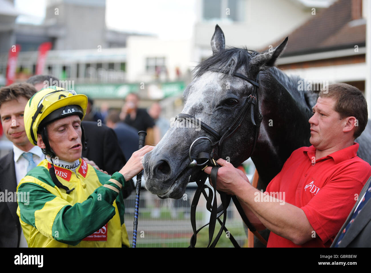 Jockey Shane (deuxième à gauche) Kelly et Jamie Osbourne, entraîneur (à l'extrême gauche) Avec Geordieland après leur victoire dans le Blue Sqaure Henry II piquets Banque D'Images