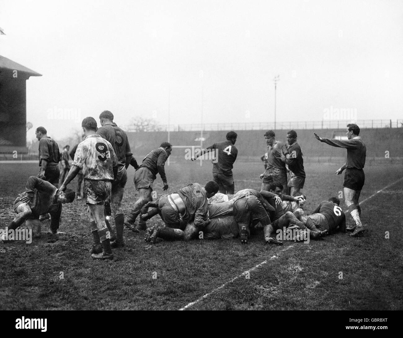 Rugby Union - les Services combinés contre les Forces armées françaises - Twickenham.Les joueurs reçoivent un bain de boue lorsque la balle est poussée au toucher. Banque D'Images