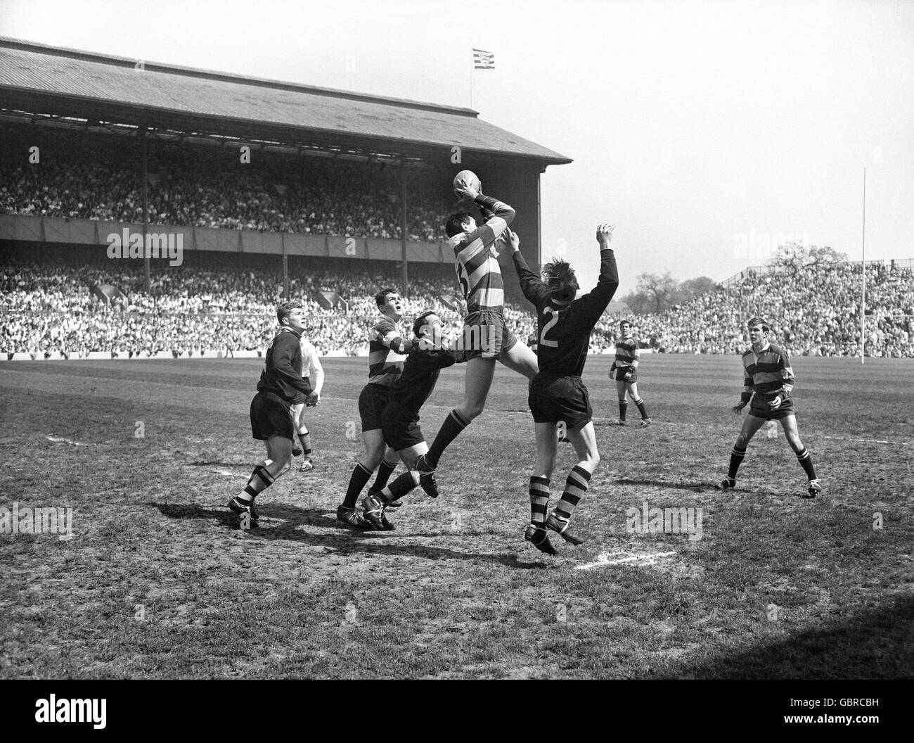 Rugby Union - Middlesex 7 A-Side Finals - St Lukes College Exeter / Wasps - Twickenham.R. Jones, capitaine de St Lukes, est battu au ballon par G. Wyman de Wasps. Banque D'Images