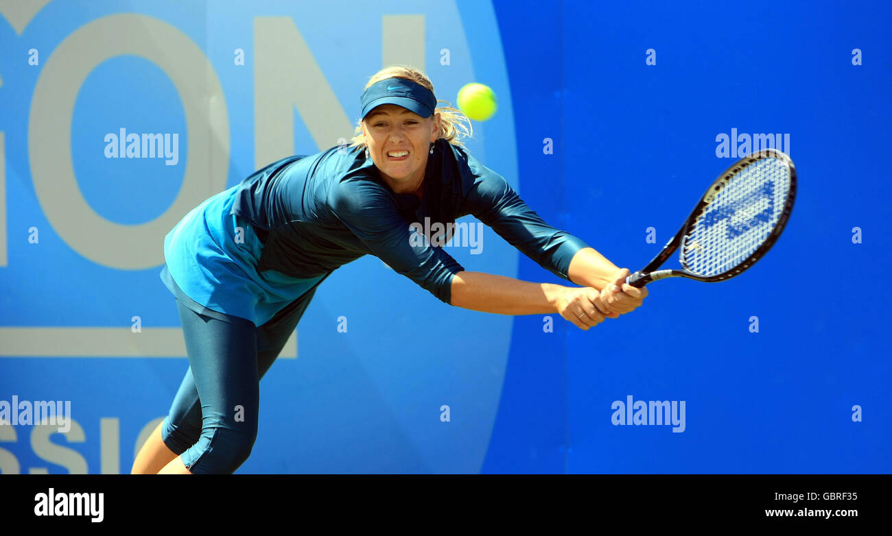 Maria Sharapova, de Russie, remporte son match de pluie retardée contre Alexa Glotch, aux États-Unis, au cours du quatrième jour de l'AEGON Classic au Prieuré d'Edgbaston, à Birmingham. Banque D'Images