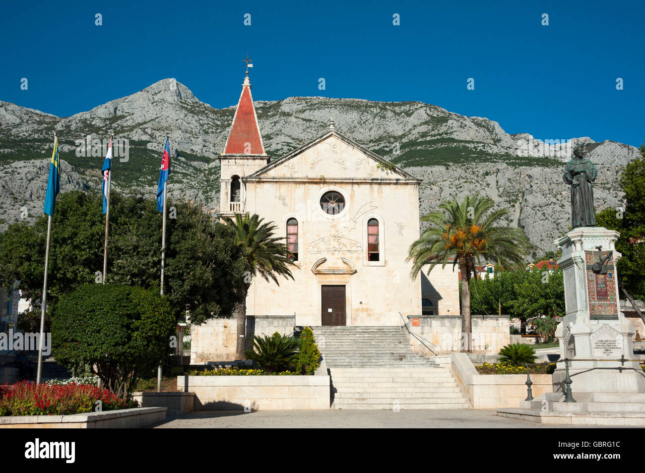 La place Kacic et église Saint Marc, Makarska, Makarska Riviera, Dalmatie, Croatie / adriatique, Trg Kaciceva Banque D'Images