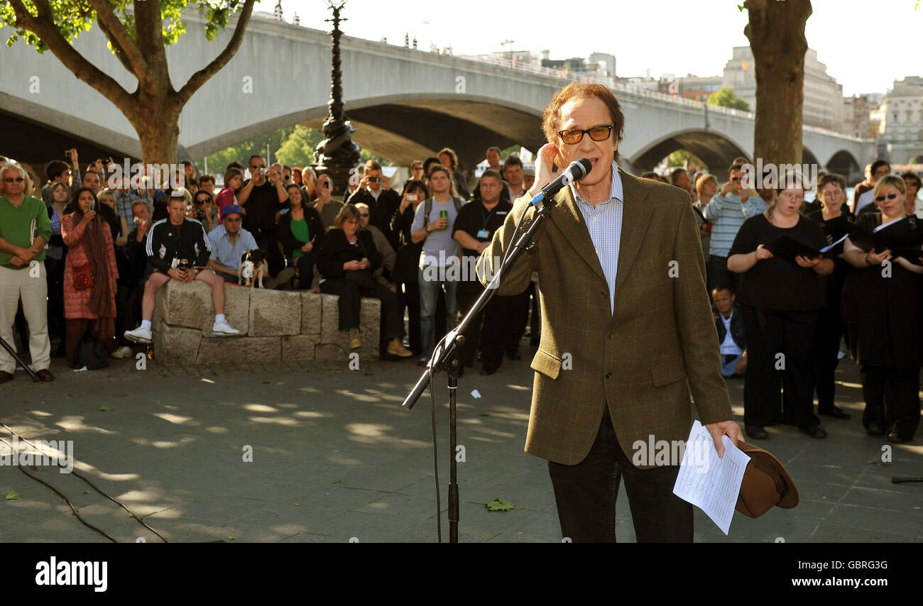 Ray Davies chante Waterloo Sunset sur la Tamise Banque D'Images