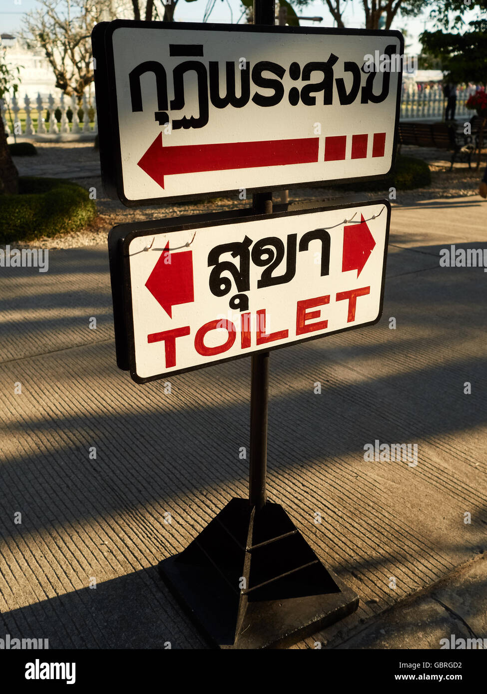 Inscrivez-toilettes en anglais et la langue thaï Banque D'Images