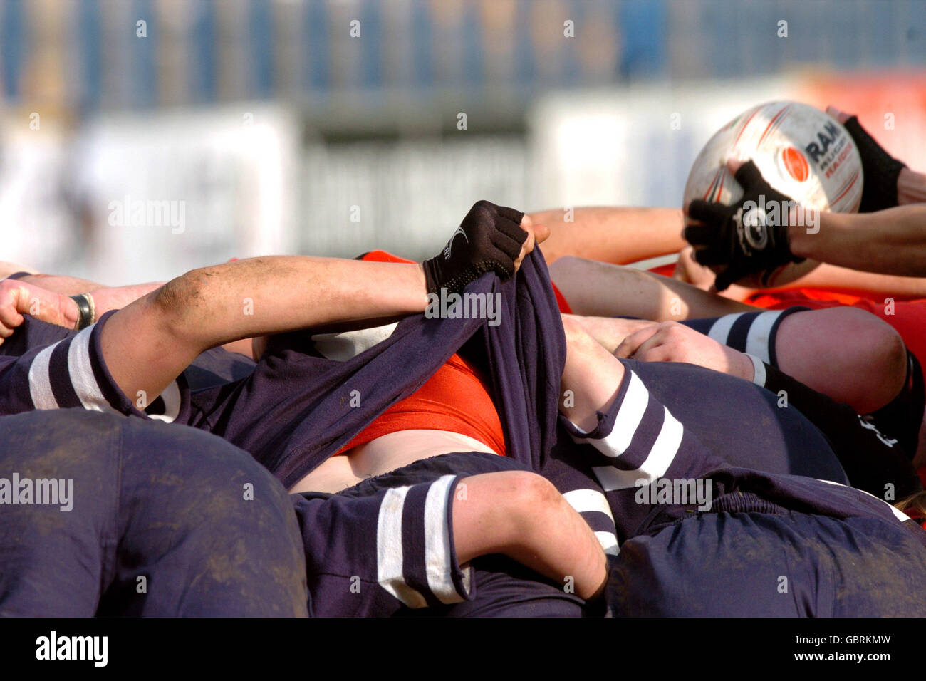 Rugby Union - le Championnat des six Nations des femmes - pays de Galles / Ecosse. Le pays de Galles et l'Écosse se bousclont Banque D'Images