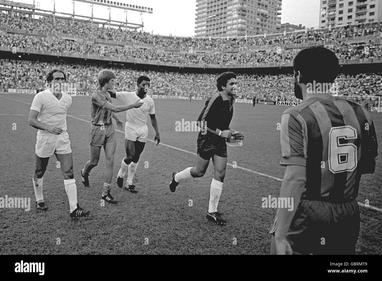 Mariano Garcia Remon (r) et Laurie Cunningham (deuxième r) du Real Madrid quittent le terrain après le match Banque D'Images