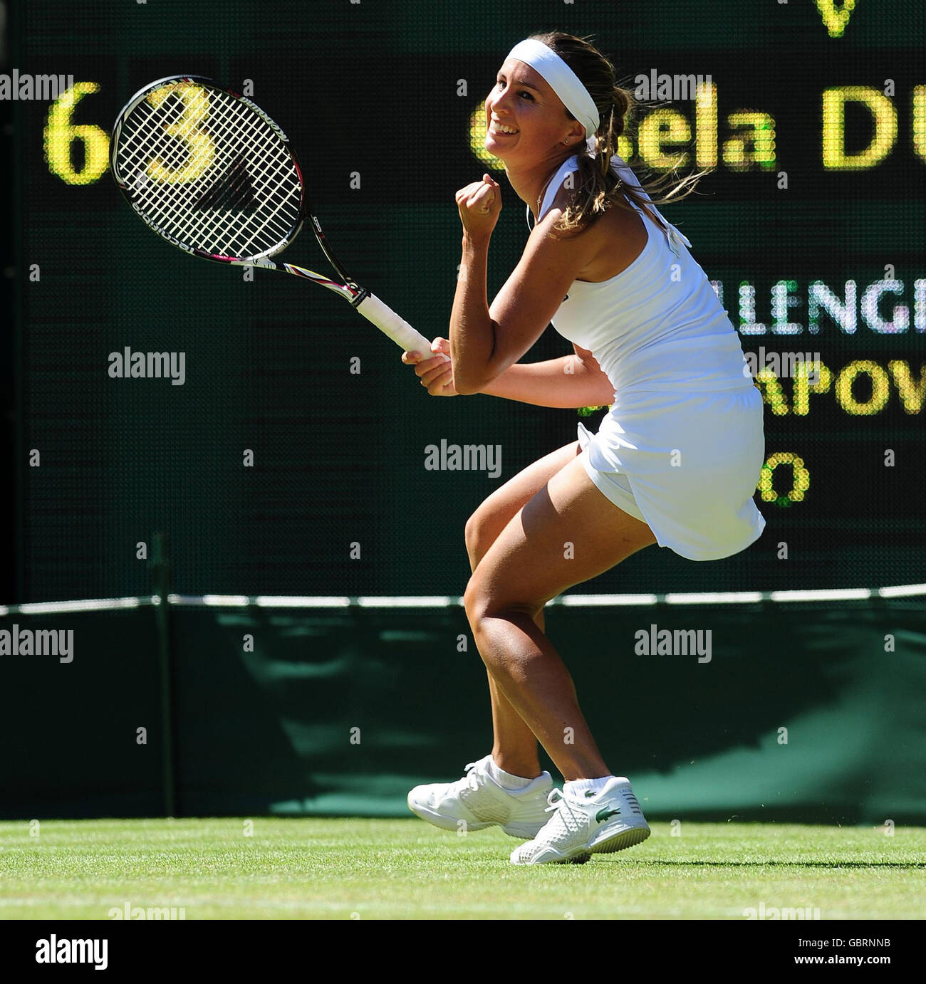 Gisela Dulko en Argentine célèbre sa victoire contre Maria Sharapova en Russie lors des championnats de Wimbledon 2009 au All England Lawn tennis and Croquet Club, Wimbledon, Londres. Banque D'Images