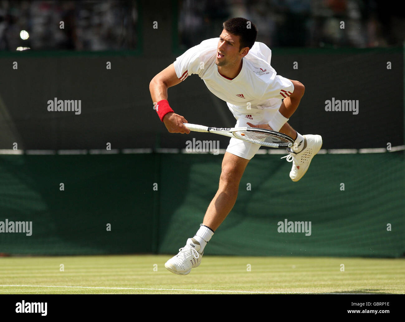 Novak Djokovic en Serbie en action contre Simon Greul en Allemagne lors des championnats de Wimbledon 2009 au All England Lawn tennis and Croquet Club, Wimbledon, Londres. Banque D'Images