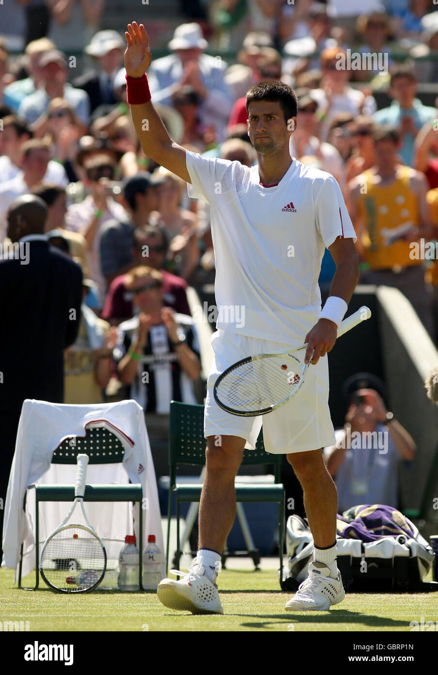 Le Novak Djokovic de Serbie reconnaît la foule après avoir battu Simon Greul d'Allemagne aux championnats de Wimbledon 2009 au All England Lawn tennis and Croquet Club, Wimbledon, Londres. Banque D'Images