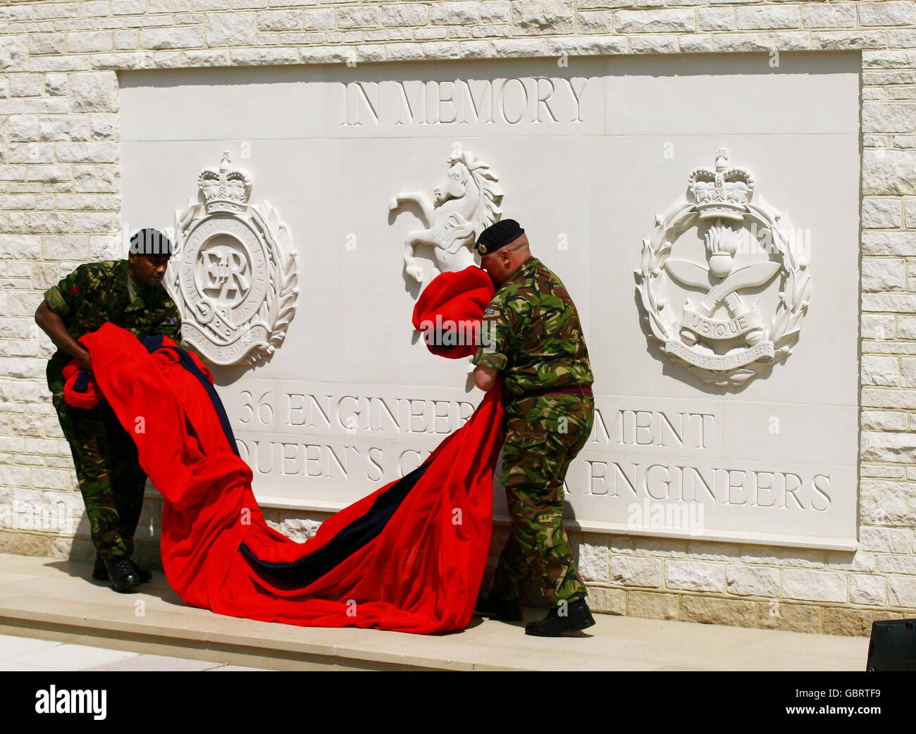 Les soldats retirent le drapeau qui recouvre un nouveau monument commémoratif en l'honneur des soldats tombés du 36 Engineer Regiment après qu'il a été dévoilé à la caserne du parc Invicta à Maidstone, dans le Kent. Banque D'Images