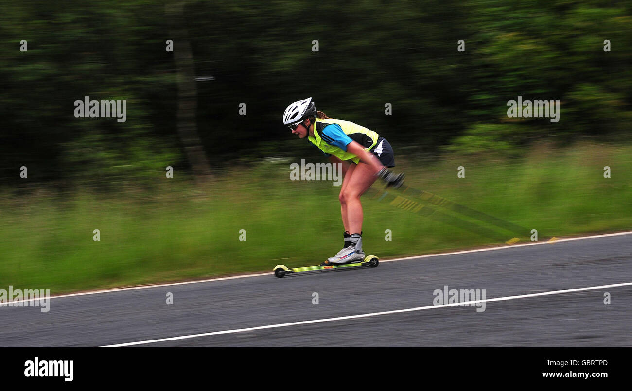 Fiona Hughes, pleine d'espoir olympique en Grande-Bretagne, s'entraîne sur les routes des landes de Pennine, près de Huddersfield, dans le West Yorkshire, où elle s'entraîne chaque jour sur des motomarines pour préparer l'événement de ski de fond des Jeux Olympiques d'hiver. Banque D'Images