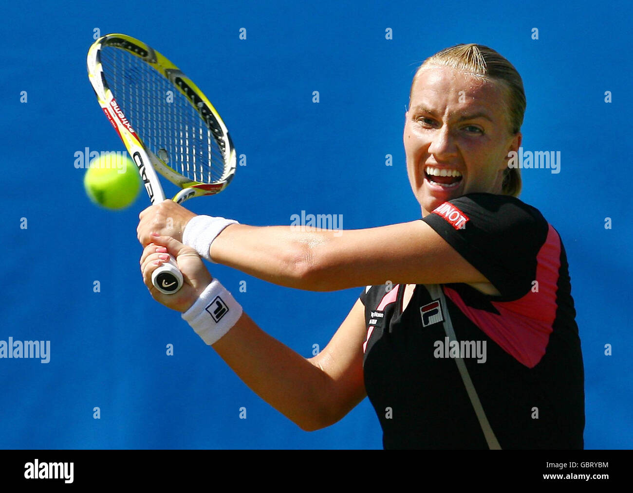 Tennis - AEGON International - troisième jour - Parc du Devonshire.Svetlana Kuznetsova, de Russie, en action contre Aleksandra Wozniak pendant l'AEGON International au parc Devonshire, Eastbourne. Banque D'Images