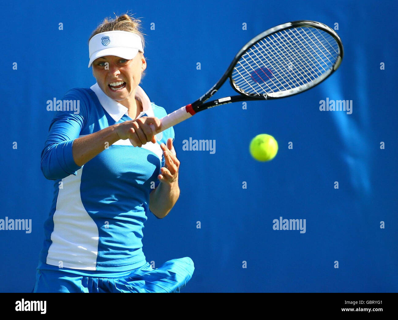 La Russie Vera Zvonareva en action contre Amelie Mauresmo pendant l'AEGON International au parc Devonshire, Eastbourne. Banque D'Images