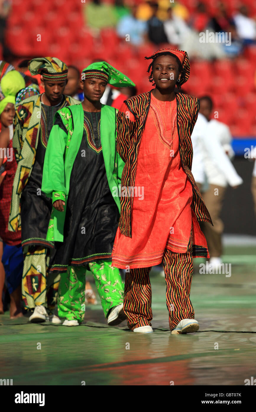 Football - coupe des Confédérations 2009 - Groupe A - Afrique du Sud / Irak - Ellis Park.Des artistes lors de la cérémonie d'ouverture de la coupe des Confédérations Banque D'Images