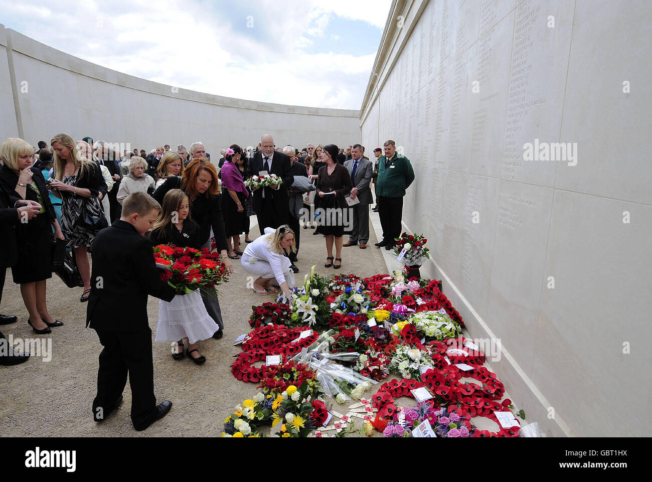 Les parents paient leurs respects après une cérémonie pour marquer l'ajout des noms de 67 membres des forces armées qui ont été tués en service ou à la suite du terrorisme en 2008 qui ont été ajoutés au mémorial de l'Arboretum du Mémorial national à Alrewas, dans le Staffordshire. Banque D'Images