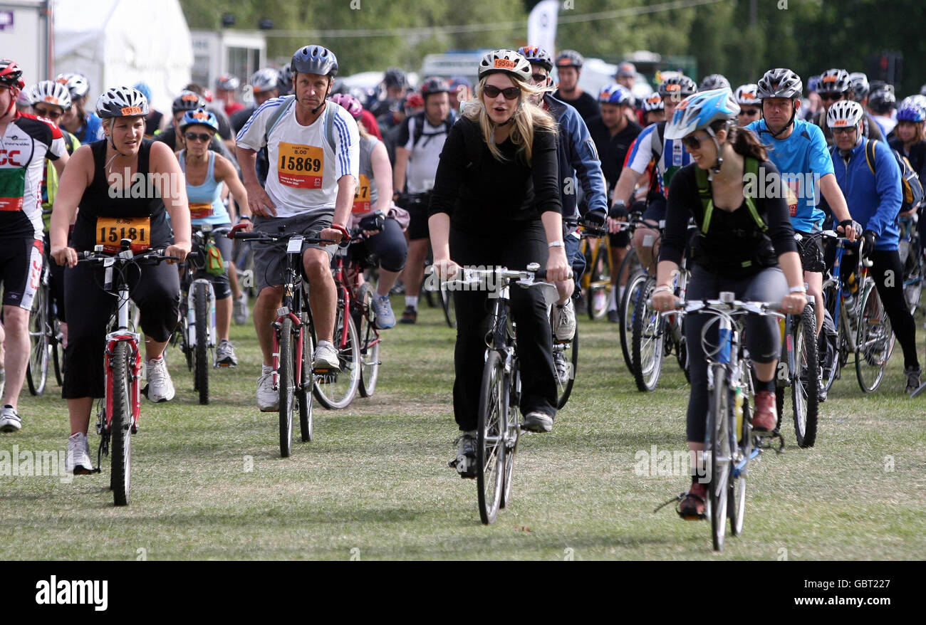 Les participants de Clapham Common se sont mis en route pour la course annuelle en vélo de la British Heart Foundation de Londres à Brighton. Banque D'Images