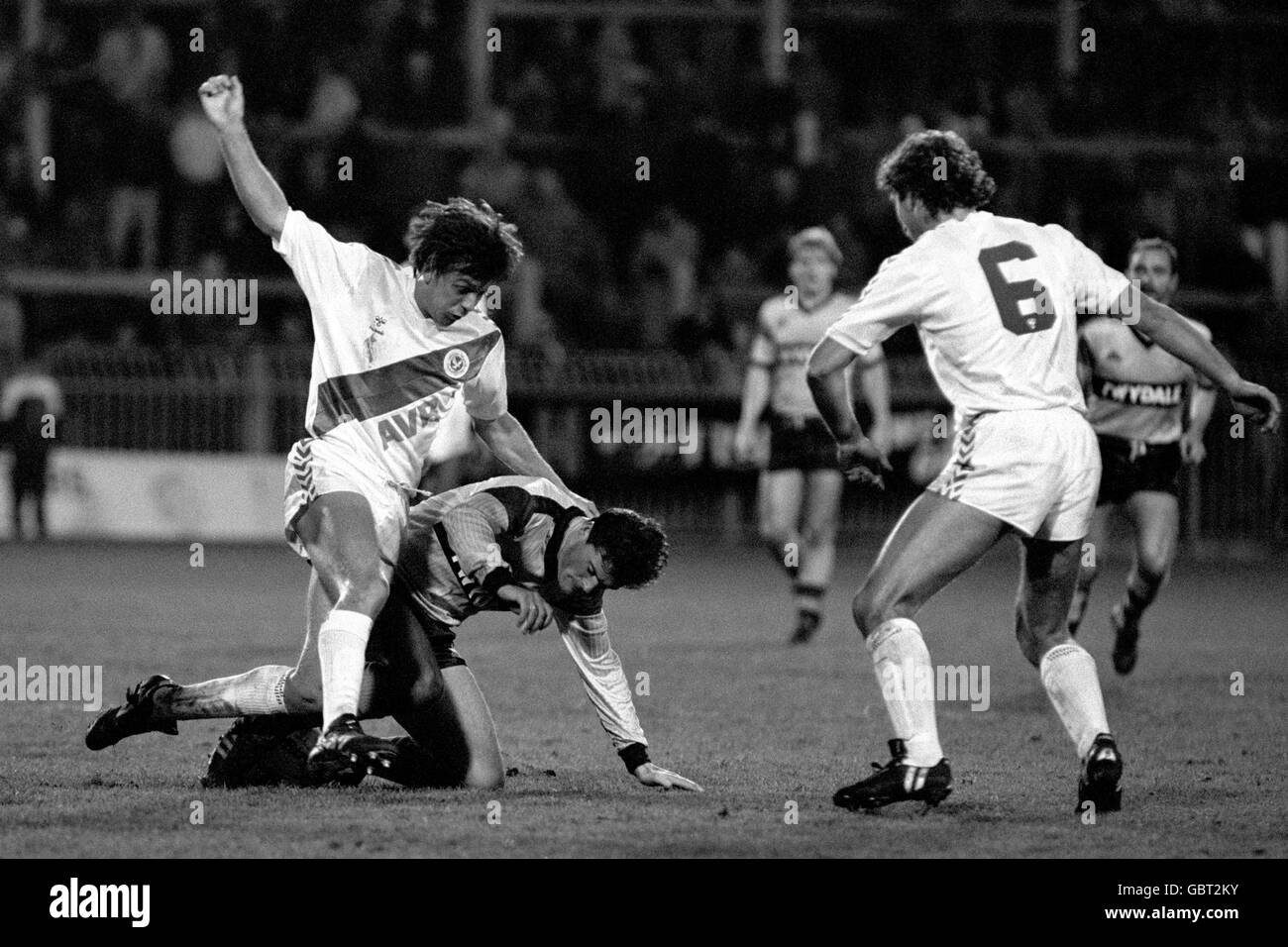 L'action est restée à l'époque où Steve Ketteridge, du Crystal Palace, s'en sort En plus d'un affrontement avec Frankie Bunn de Hull City Banque D'Images