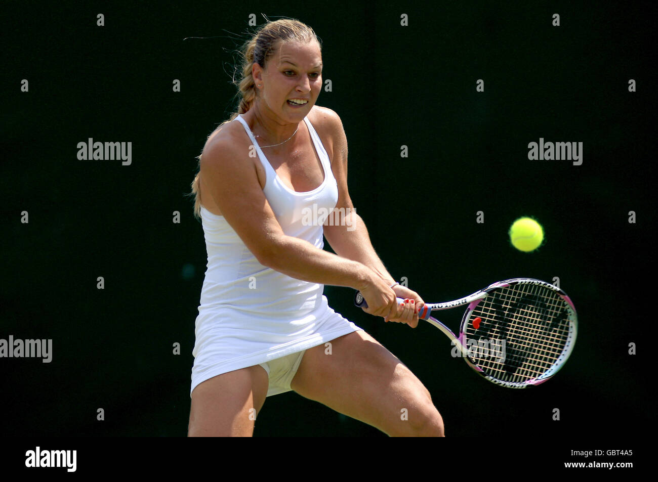 Tennis - Championnats de Wimbledon 2009 - troisième jour - le club de tennis et de croquet de pelouse de toute l'Angleterre.Dominika Cibulkova de Slovaquie en action contre Urszula Radwanska de Pologne Banque D'Images