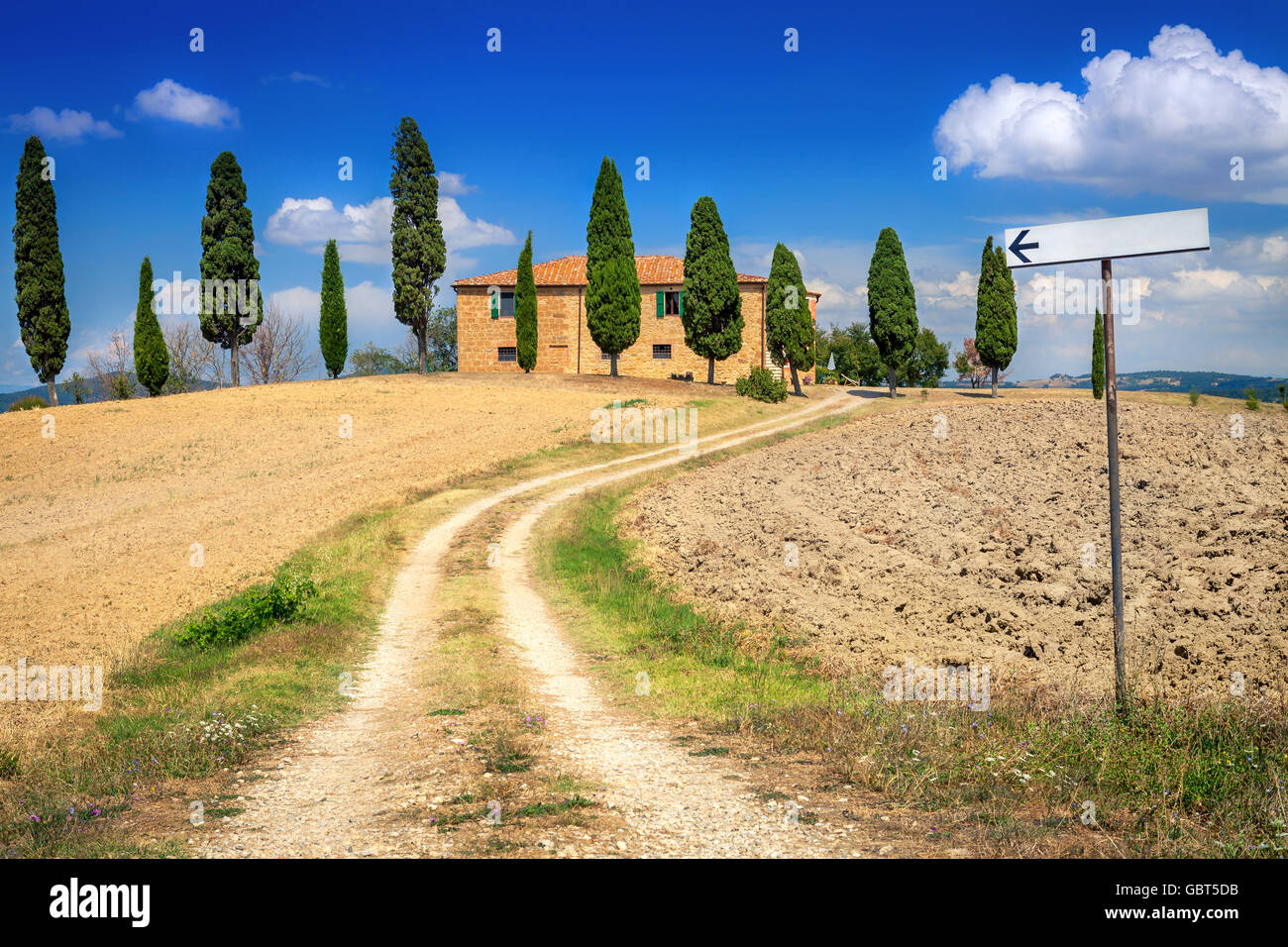 Montepulciano, Italie - 25 août 2013 : maison en brique dans la campagne de Toscane, Italie. Le chemin menant à la maison. Rural la Banque D'Images