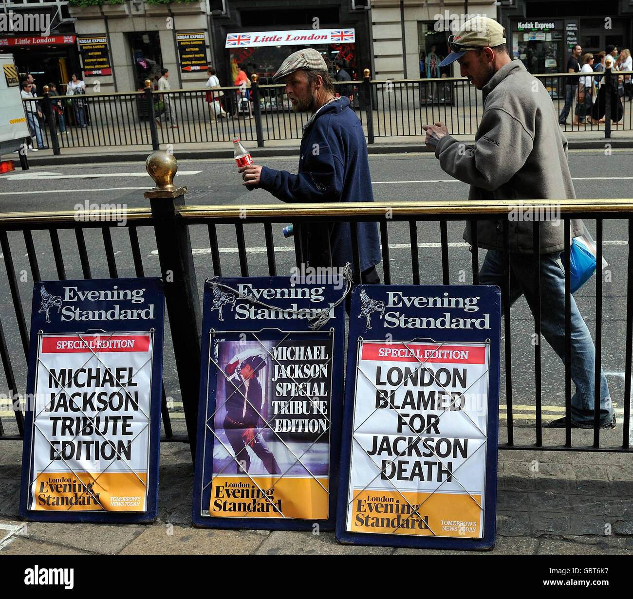 Michael Jackson meurt à l'âge de 50 ans.Titres du Evening Standard à Londres à la suite de la mort du roi de la pop Michael Jackson. Banque D'Images