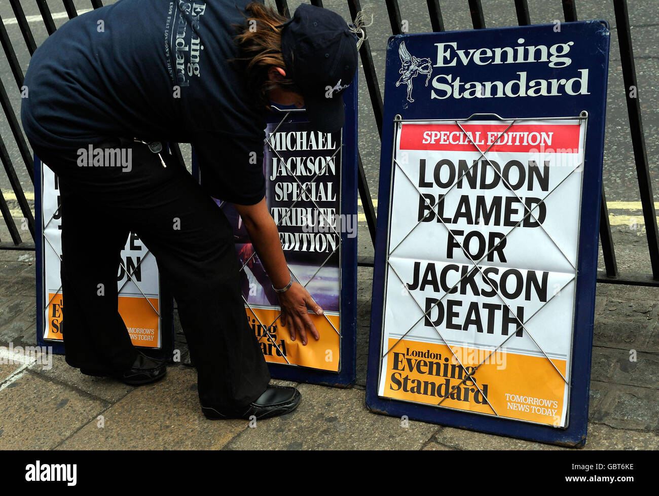 Titres du Evening Standard à Londres à la suite de la mort du roi de la pop Michael Jackson. Banque D'Images