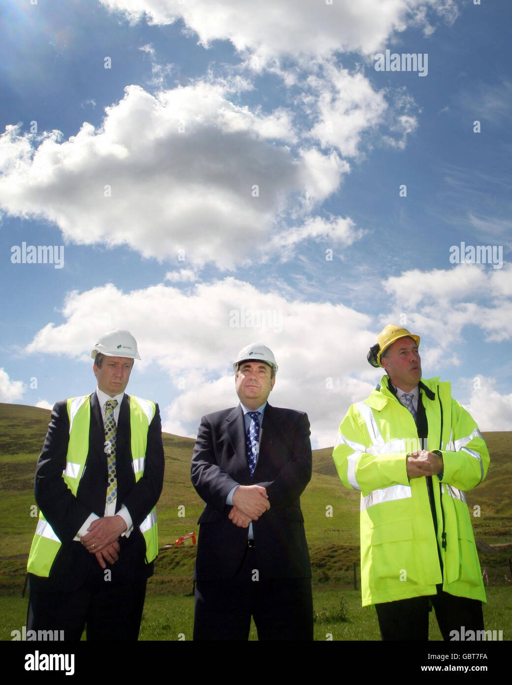 Le premier ministre Alex Salmond avec le directeur général d'Airtricity Paul Dowling (à gauche) et le directeur de l'exploitation Scottish and Southern Energy, Colin Hood (à droite) lors d'une visite sur le site où le parc éolien de Clyde sera installé, près d'Abingdon, en Écosse. Banque D'Images