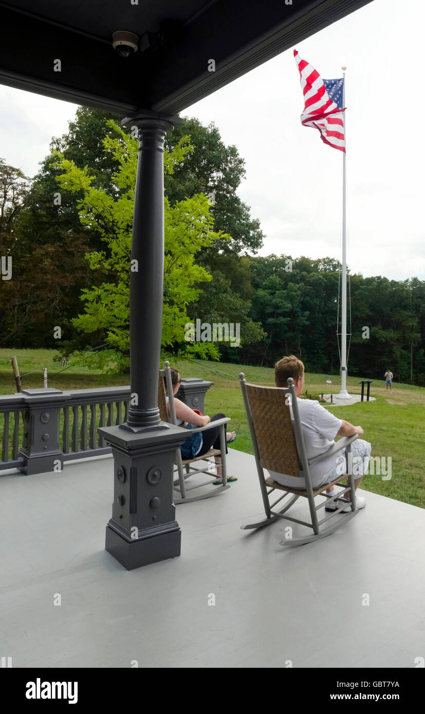 Couple sitting on porch à Sagamore Hill en Cove Neck, NEW YORK Banque D'Images
