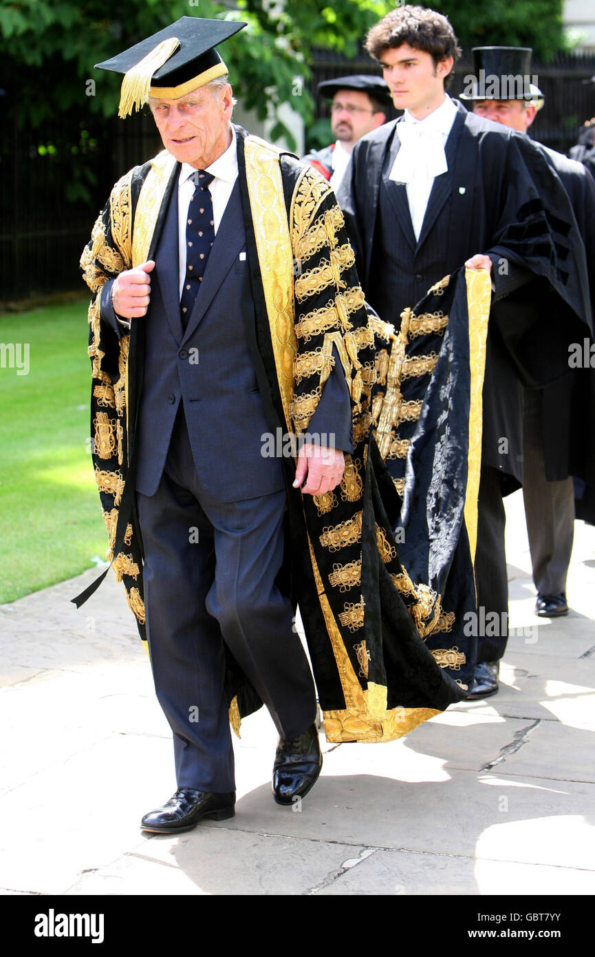 HRH le duc d'Édimbourg, chancelier de l'Université de Cambridge, marche dans un cortège à la Maison du Sénat de l'Université de Cambridge, avant une cérémonie honorifique de diplôme à l'Université. Banque D'Images