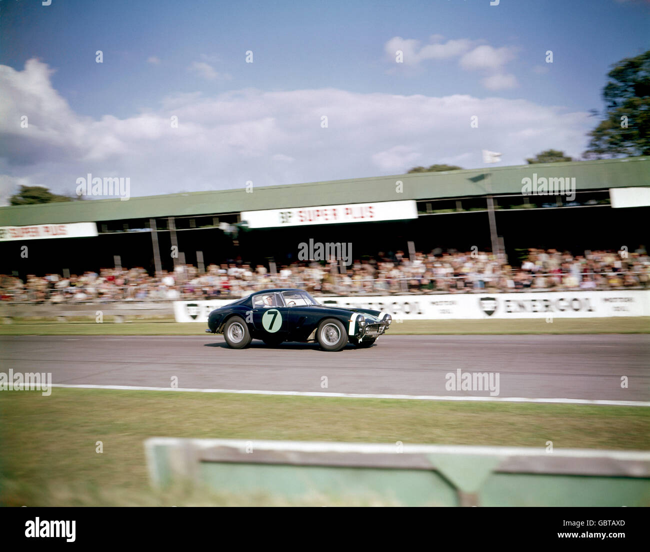 Stirling Moss vole autour de la piste sur son chemin à victoire Banque D'Images