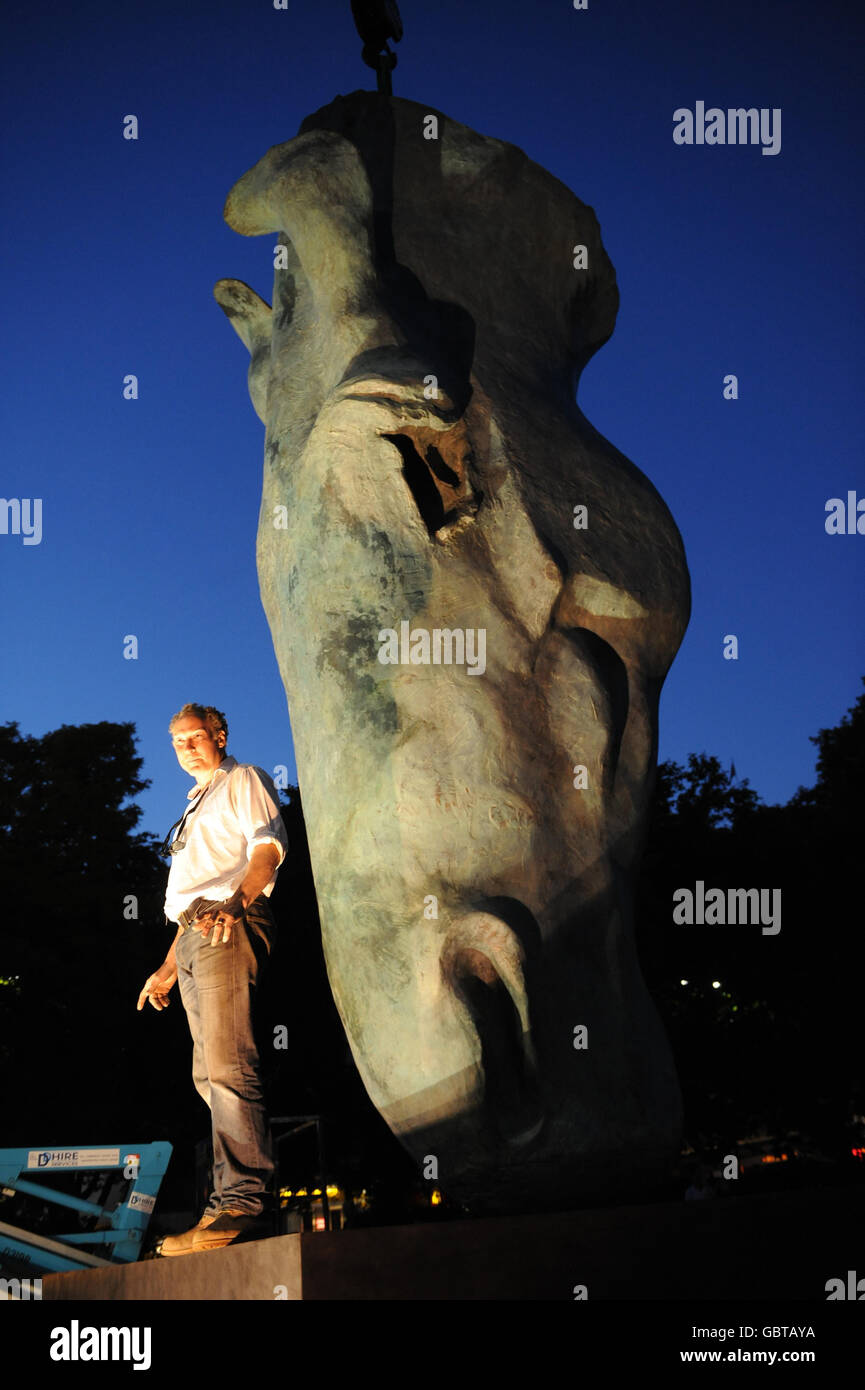 L'artiste NIC Fiddian-Green avec sa statue en bronze de 30 pieds d'une tête de cheval intitulée Mawari - 'Horse at Water', comme il est abaissé en place près de Marble Arch dans le centre de Londres. Banque D'Images