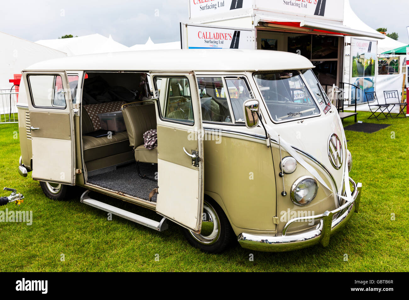 Le camping-car Volkswagen VW côté véhicule Voiture de mariage portes ouvertes UK Angleterre GO Banque D'Images