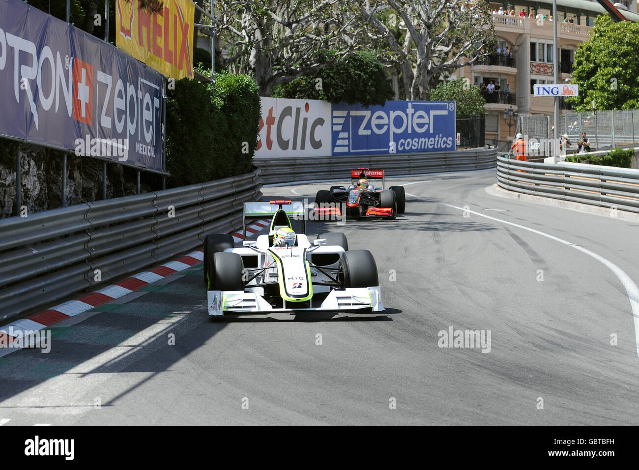 Course automobile Formula One - Grand Prix de Monaco - course - circuit de Monaco.Jenson Button de Brawn-Mercedes dirige la course, suivi de Lewis Hamilton de McLaren Mercedes Banque D'Images