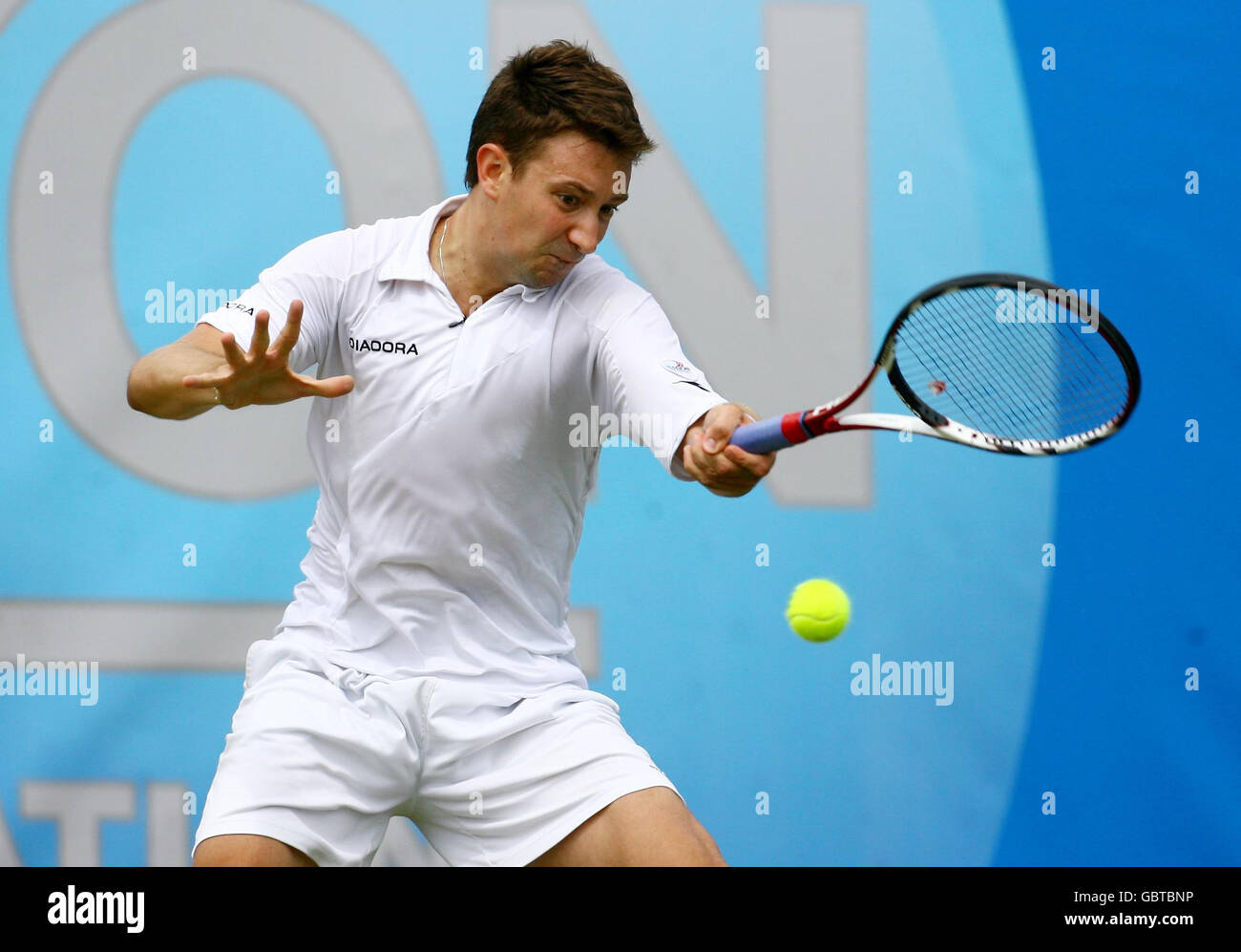 Tennis - AEGON International - quatrième jour - Parc du Devonshire.Alex Bogdanovic, de Grande-Bretagne, en action contre Dmitry Tursunov pendant l'AEGON International au parc Devonshire, Eastbourne. Banque D'Images