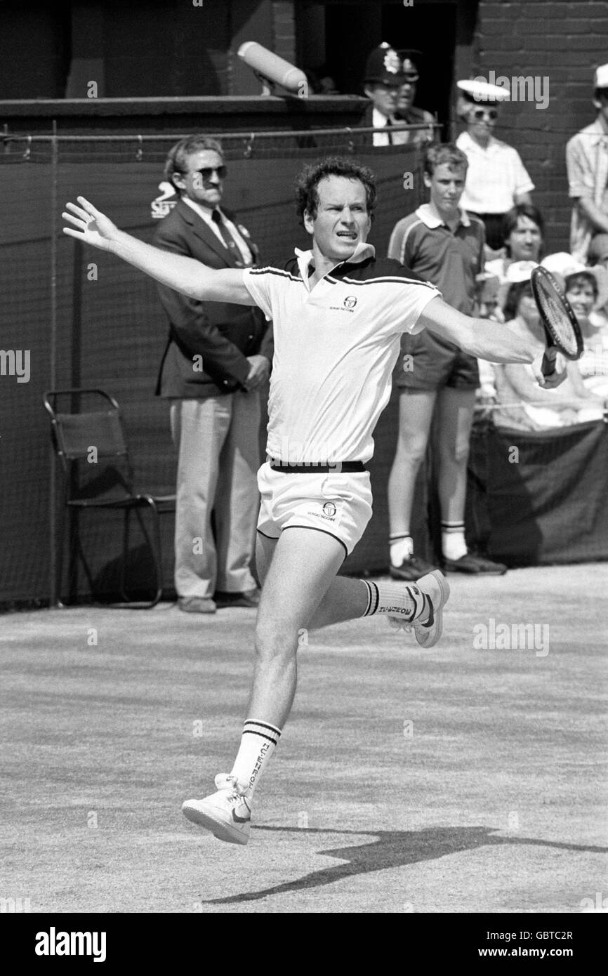 Tennis - Wimbledon Championships - Men's Singles - final - John McEnroe contre Jimmy Connors.John McEnroe (États-Unis) joue un revers sur la voie de la victoire de Wimbledon Banque D'Images