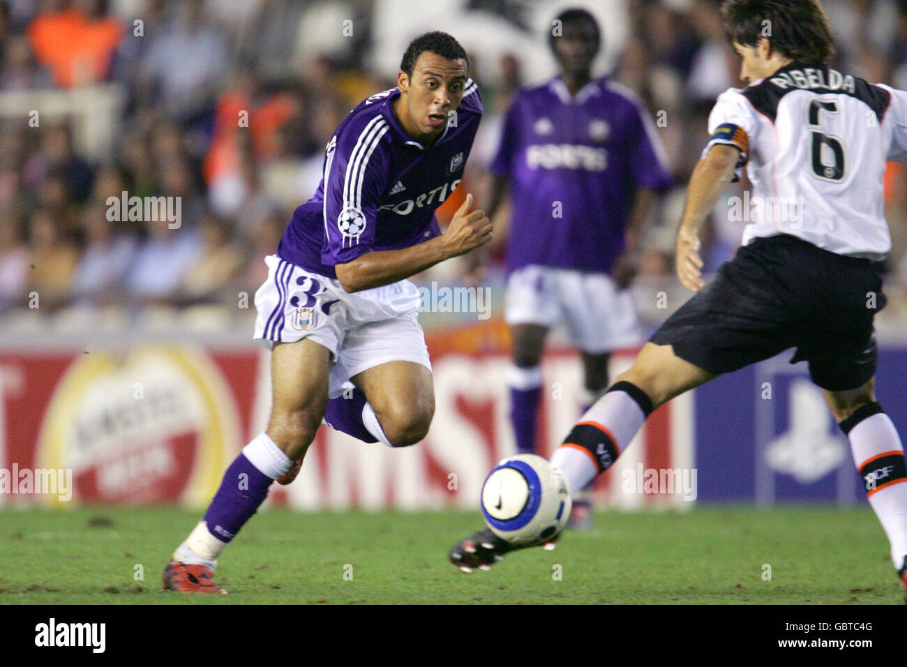 Football - Ligue des champions de l'UEFA - Groupe G - Valence / Anderlecht.Anthony Vanden Borre, Anderlecht prend le ballon passé David Albelda de Valence Banque D'Images
