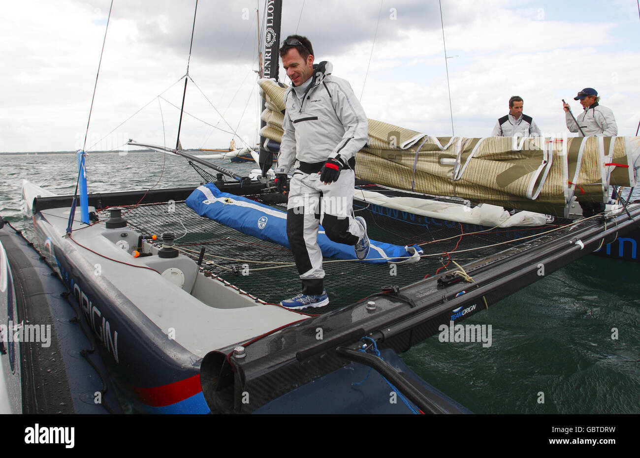 Mike Sanderson, directeur de l'équipe d'origine, à bord du catamaran Extreme 40 de l'équipe, sur le Solent Off Cowes, à l'île de Wight, avant la course de JP Morgan Asset Management Round the Island demain. Près de 1,800 yachts et 16,000 marins participeront à la course historique, un tour de l'île de 50 miles dans le sens anti-horaire. Banque D'Images