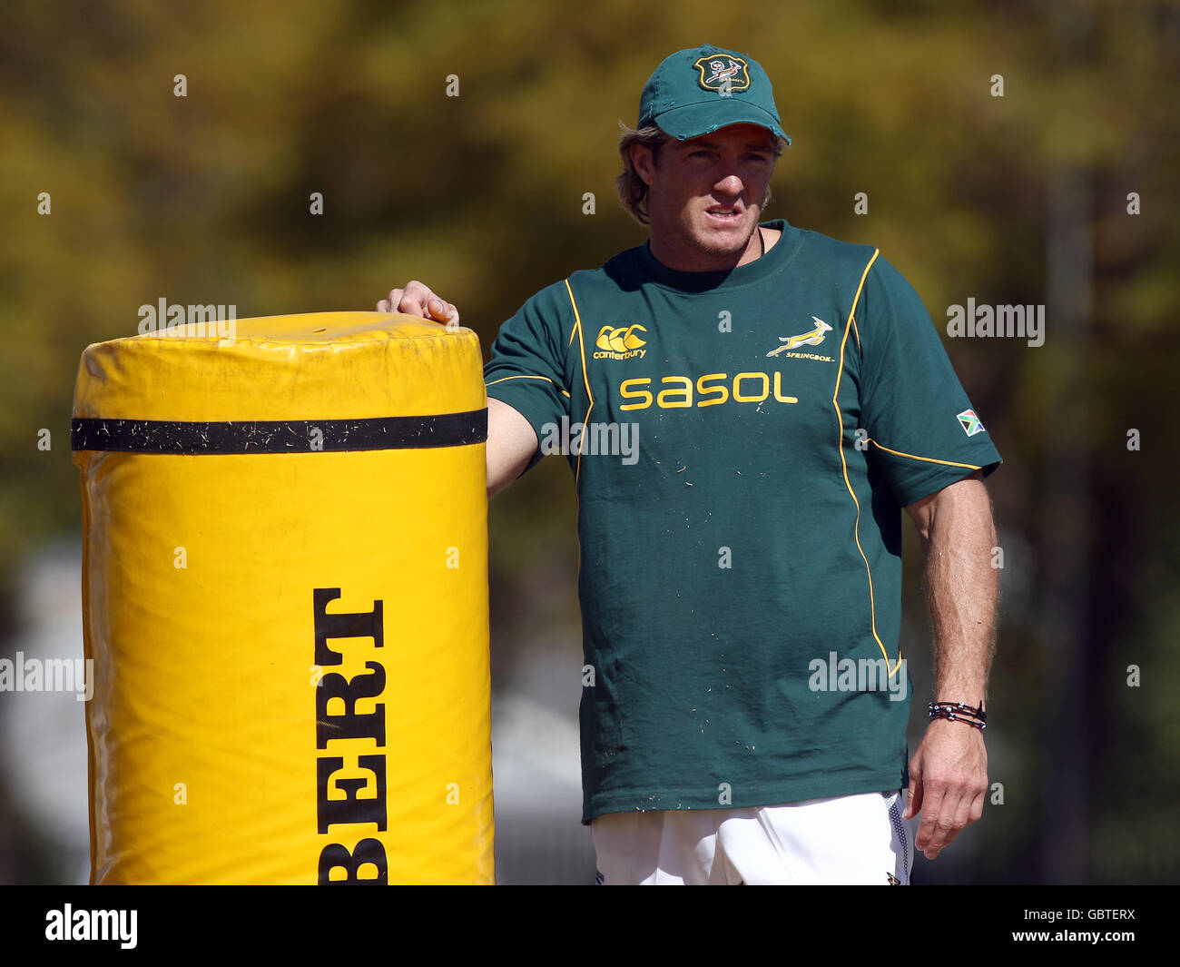 L'entraîneur de coups de pied d'Afrique du Sud Percy Montgomery pendant la formation à l'école secondaire Fourways, Johannesburg, Afrique du Sud. Banque D'Images