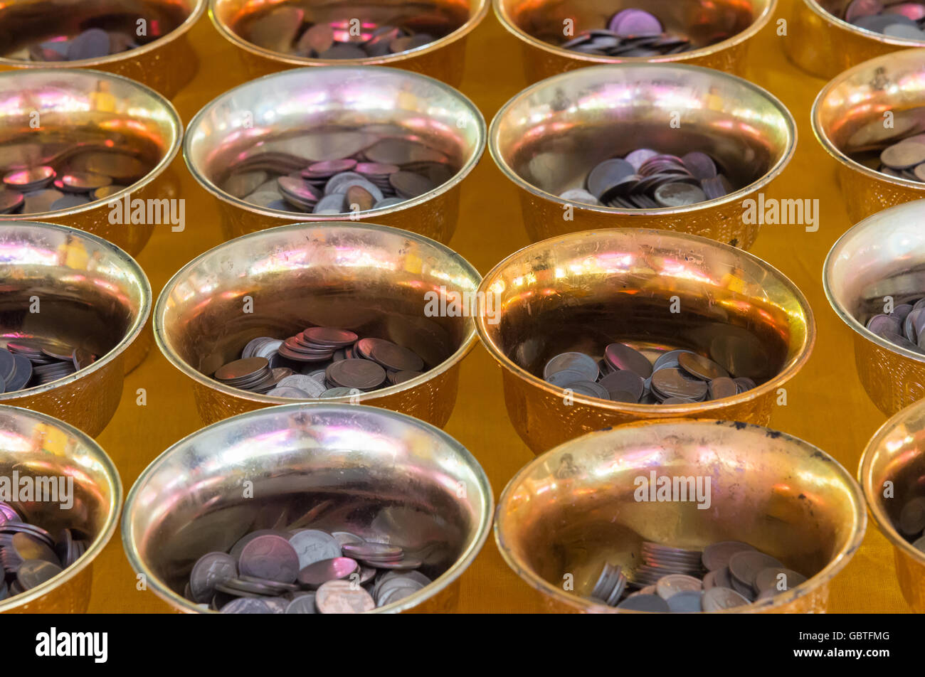 Bac d'or piédestal avec petit coin de philanthropie dans le temple thaïlandais, sélectionnez la mise au point. Banque D'Images