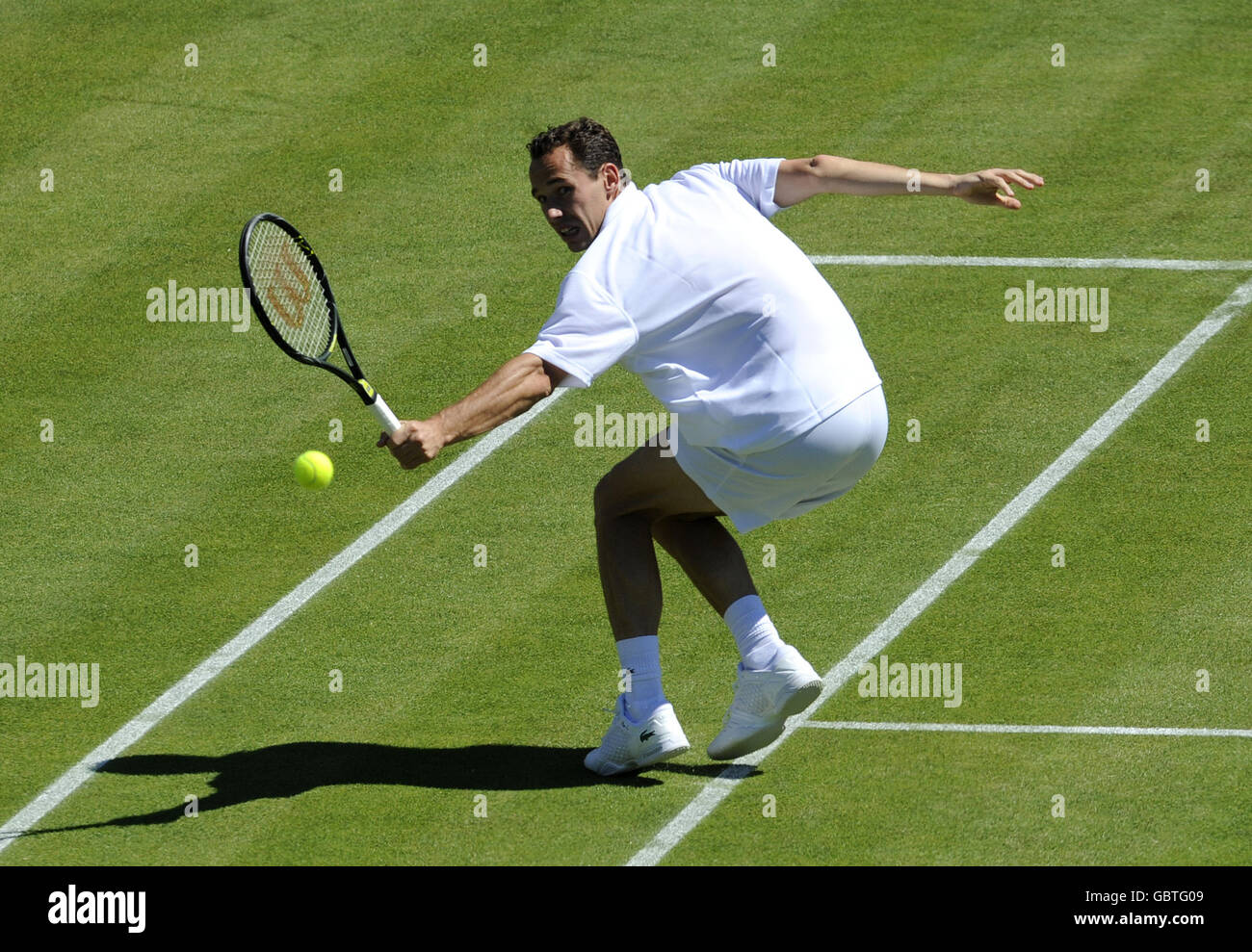 Michael Llodra, en France, est en action lors des championnats de Wimbledon 2009 au All England Lawn tennis and Croquet Club, Wimbledon, Londres.APPUYEZ SUR ASSOCIATION photo.Date de la photo: Mardi 23 juin 2009.Voir PA Story TENNIS Wimbledon.Crédit photo devrait se lire: Rebecca Naden/PA Wire. Banque D'Images