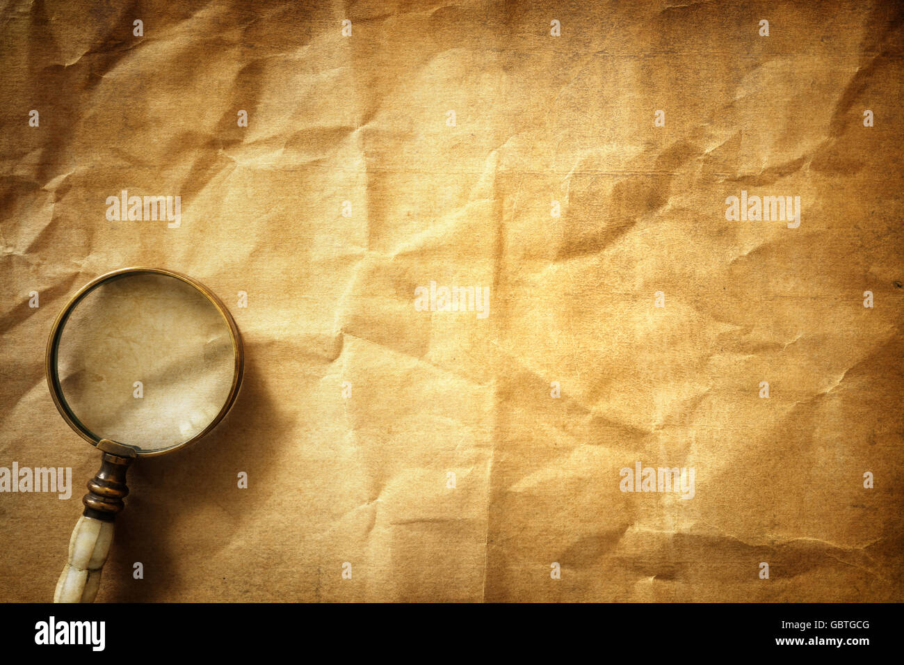 Vintage background with magnifying glass Banque D'Images
